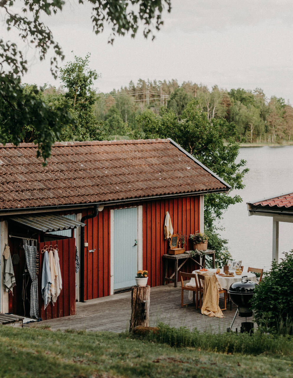 Kaunis suvepäev järveäärses suvekodus